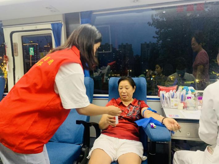 黨建引領(lǐng)強(qiáng)擔(dān)當(dāng)，青春熱情耀黨徽——華信商貿(mào)集團(tuán)黨員志愿者活動(dòng)