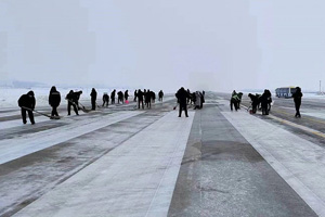信陽(yáng)明港機(jī)場(chǎng)抗擊冰雪，護(hù)航旅客回家路